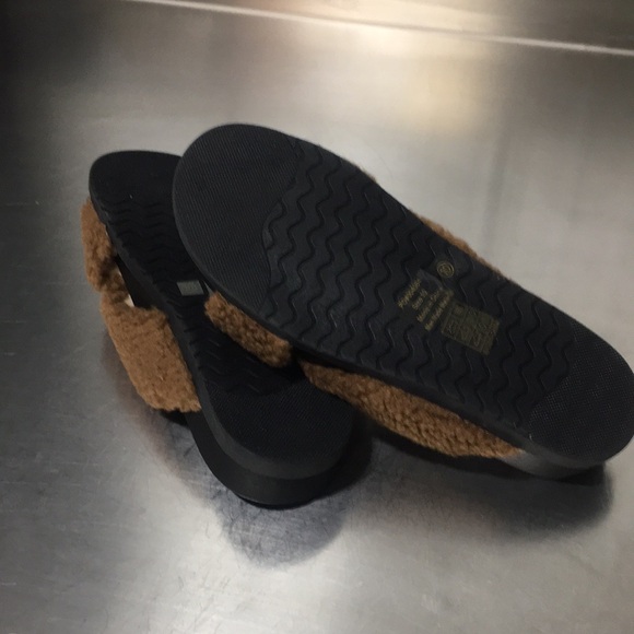 New WB Woman’s Journee Collection Brown Fuzzy Slide Sandals - Picture 5 of 5